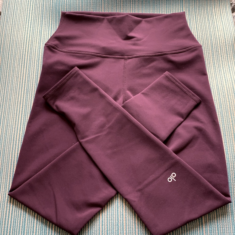 NWOT Alo Yoga Airbrush Leggings Maroon leggings Medium 28”
